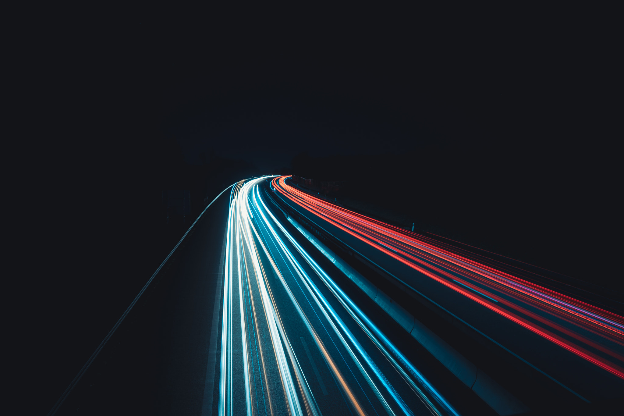 Daten-autobahn bei Nacht