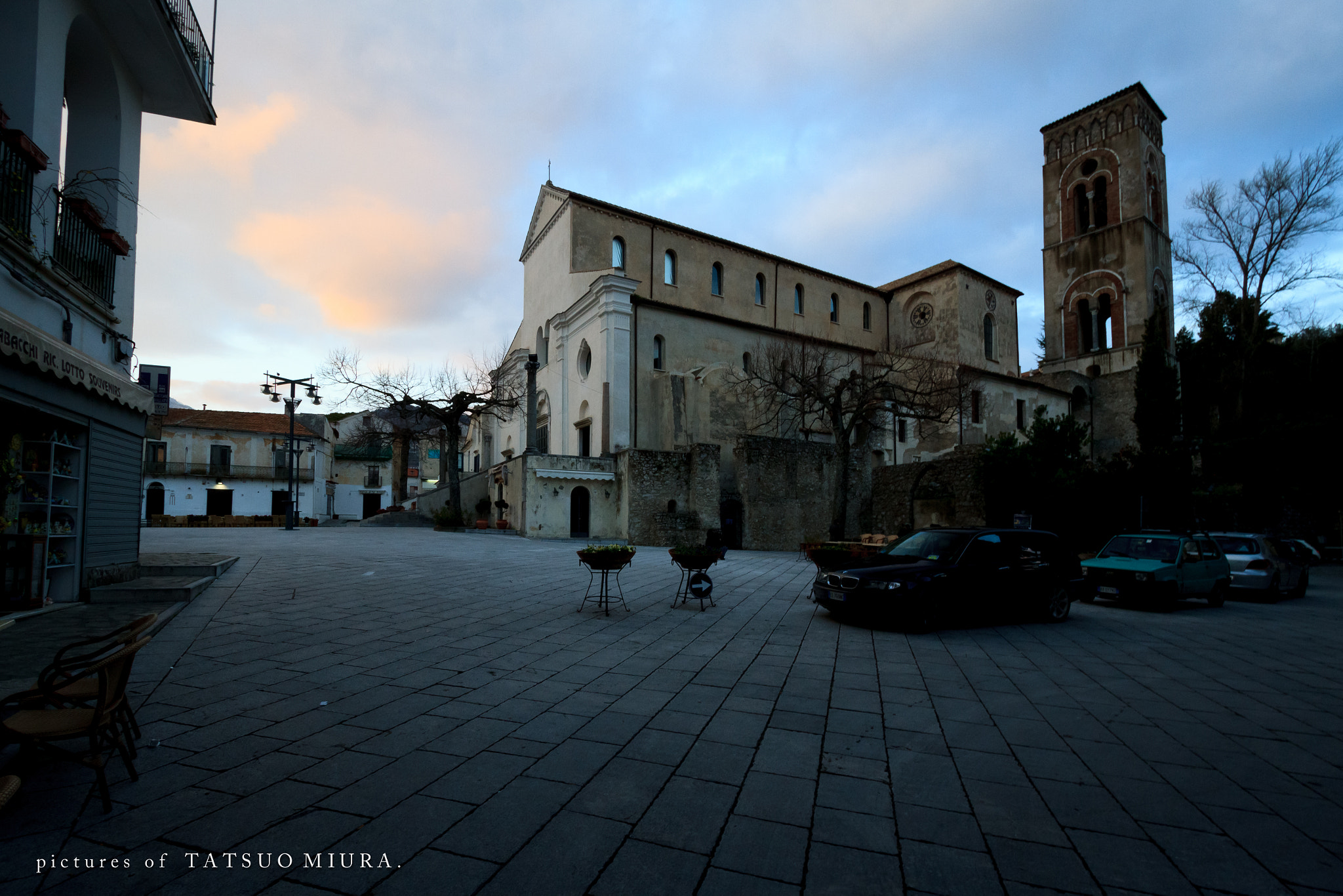 夕暮れと教会（ Dusk and the Church - ITALY ）