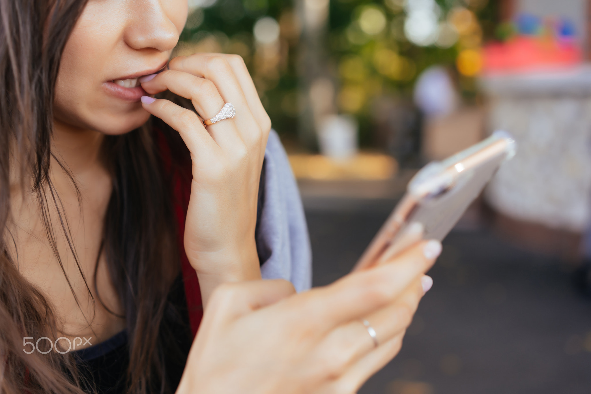 Lady shocked by the information in the mobile.