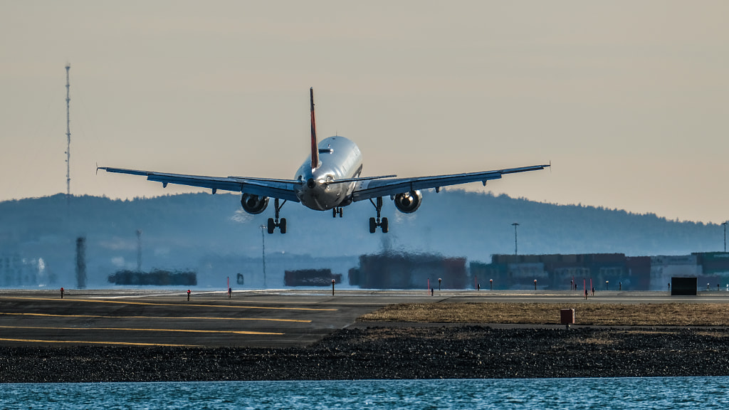Delta A320 landing in Boston by Darryl Esakof on 500px.com
