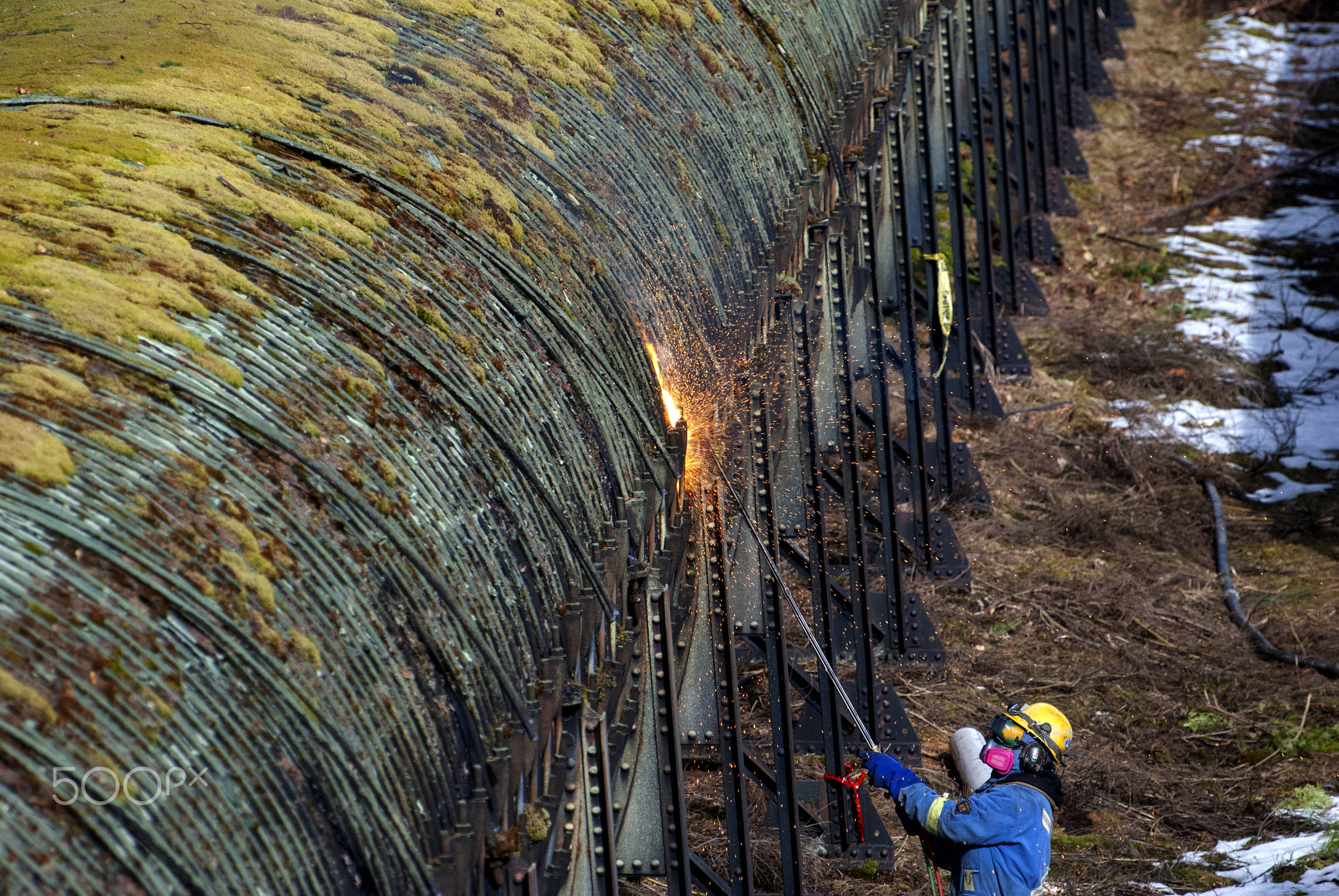 Dismantling old pipelines