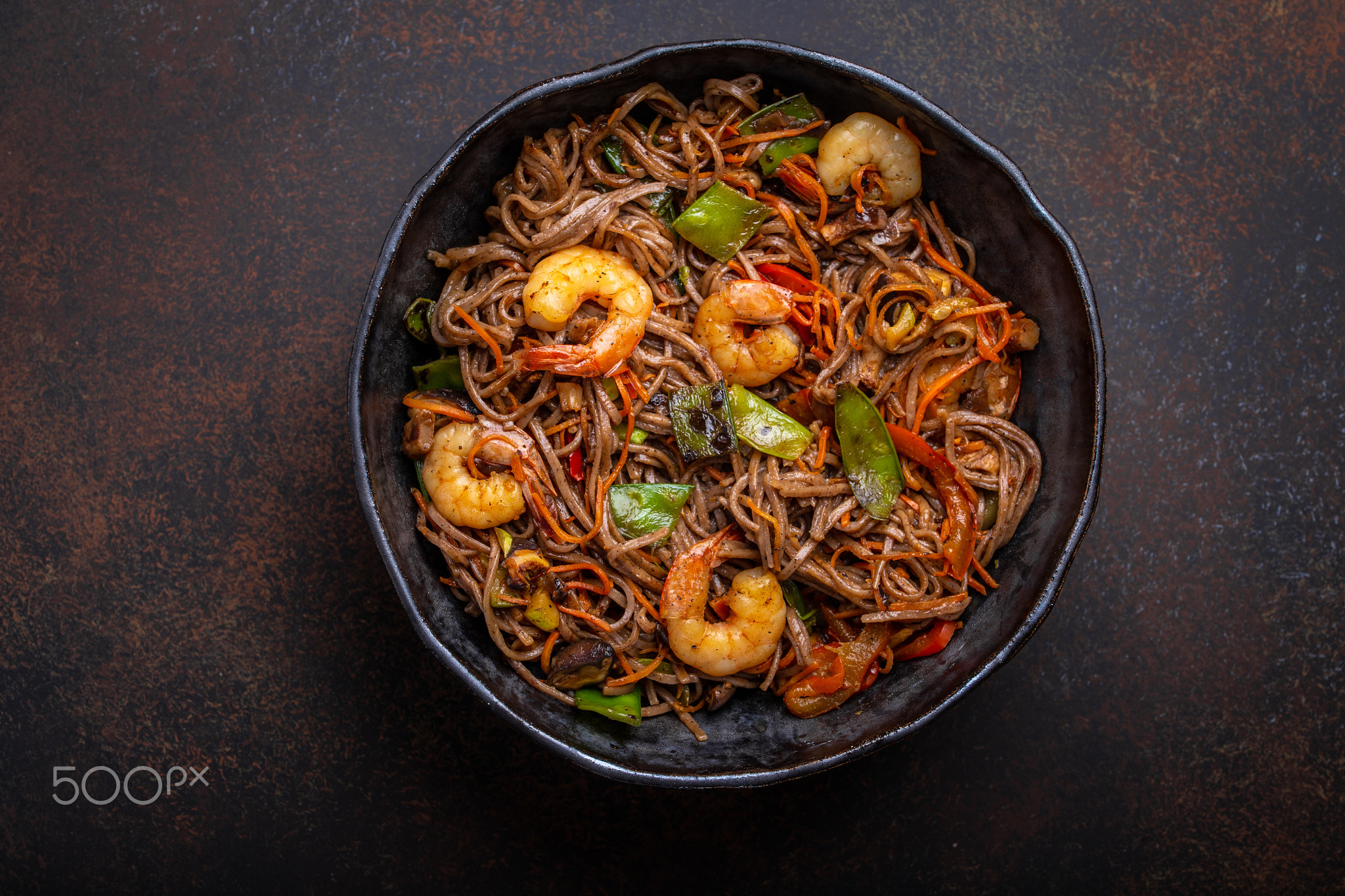 Stir fry noodles with shrimps and vegetables