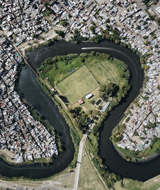 El Fútbol Femenino se juega en una isla al borde del Riachuelo en Valentin Alsina