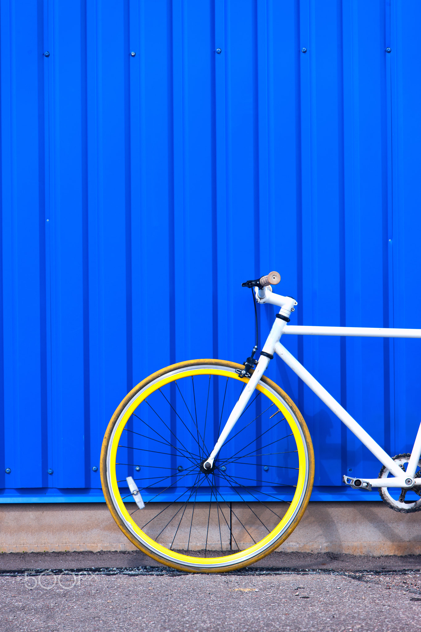 White bike at the blue wall with stripes