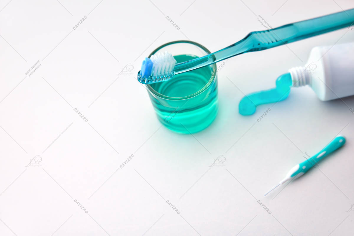 Products and tools for cleaning the mouth elevated