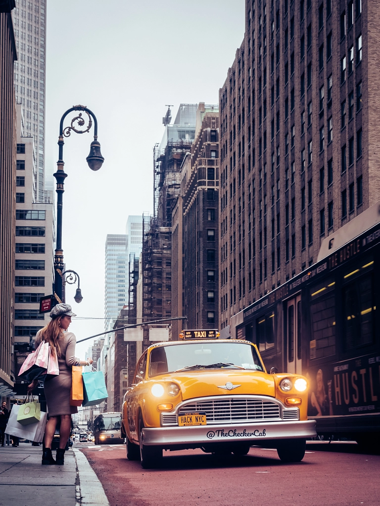 The woman and de cab. by Lander alonso izquierdo on 500px.com