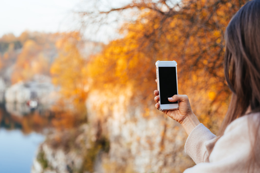 Female hand holding a phone, black screen by Oleksii Hrecheniuk on 500px.com