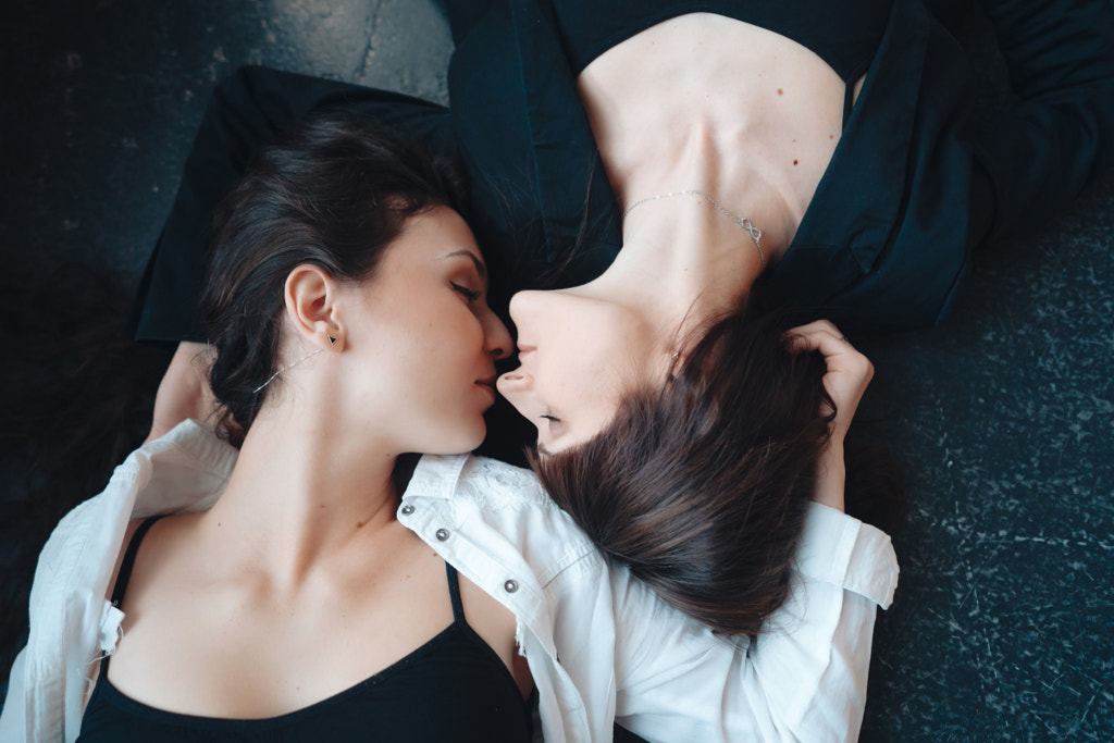 Couple poses - Two beautiful girls lie on the floor by Oleksii Hrecheniuk on 500px.com