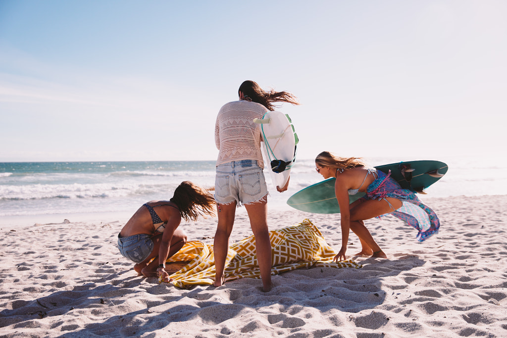 Friends hanging out on the beach enjoying summer vacation by Carina König on 500px.com