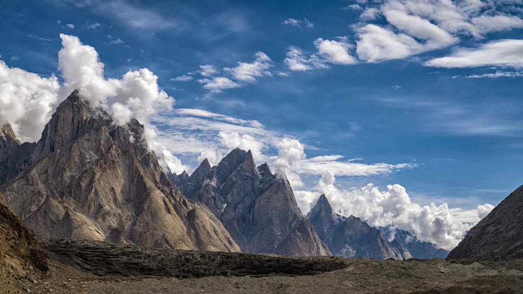 The Mountains in the Valley by Mengchu Zhou on 500px.com