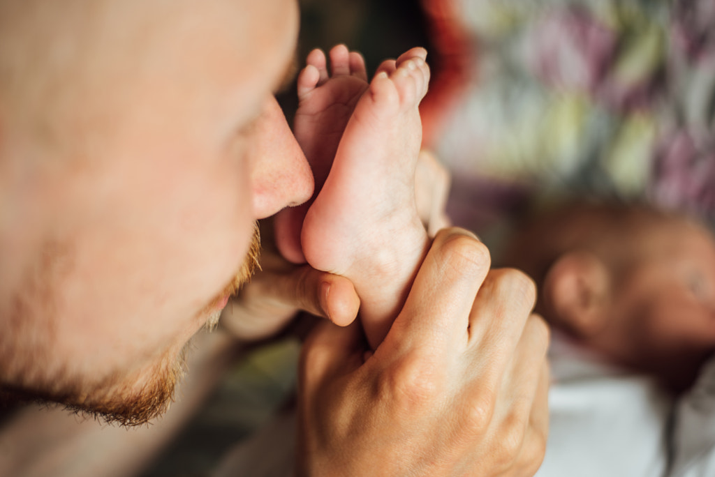 Newborn baby feet in dad's hands by Tatyana Aksenova on 500px.com