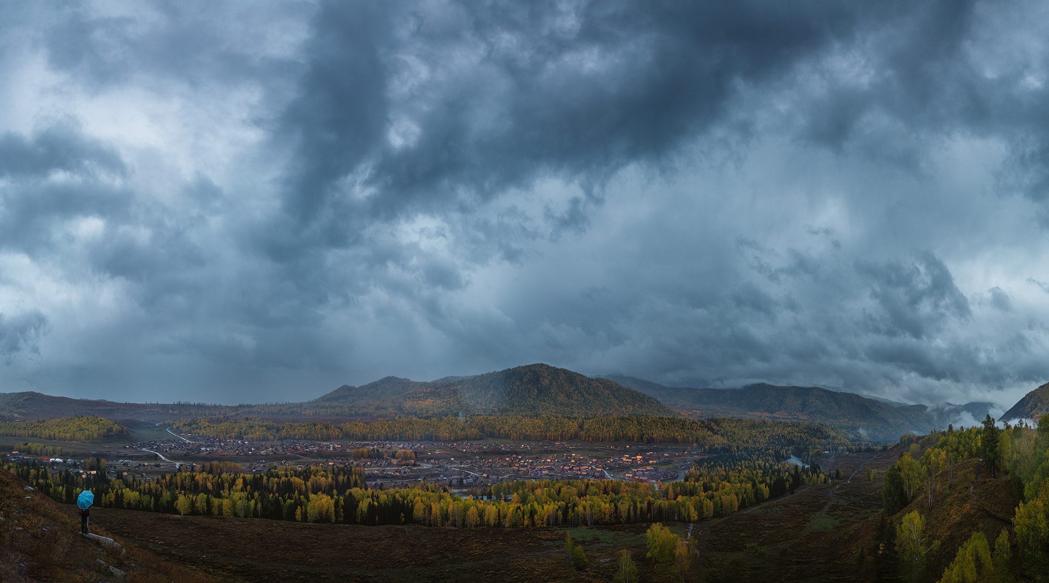 秋季雨中的禾木