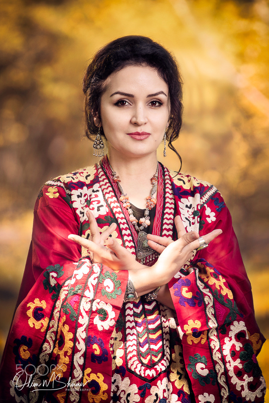 The lady surrounded by the beauty of gold