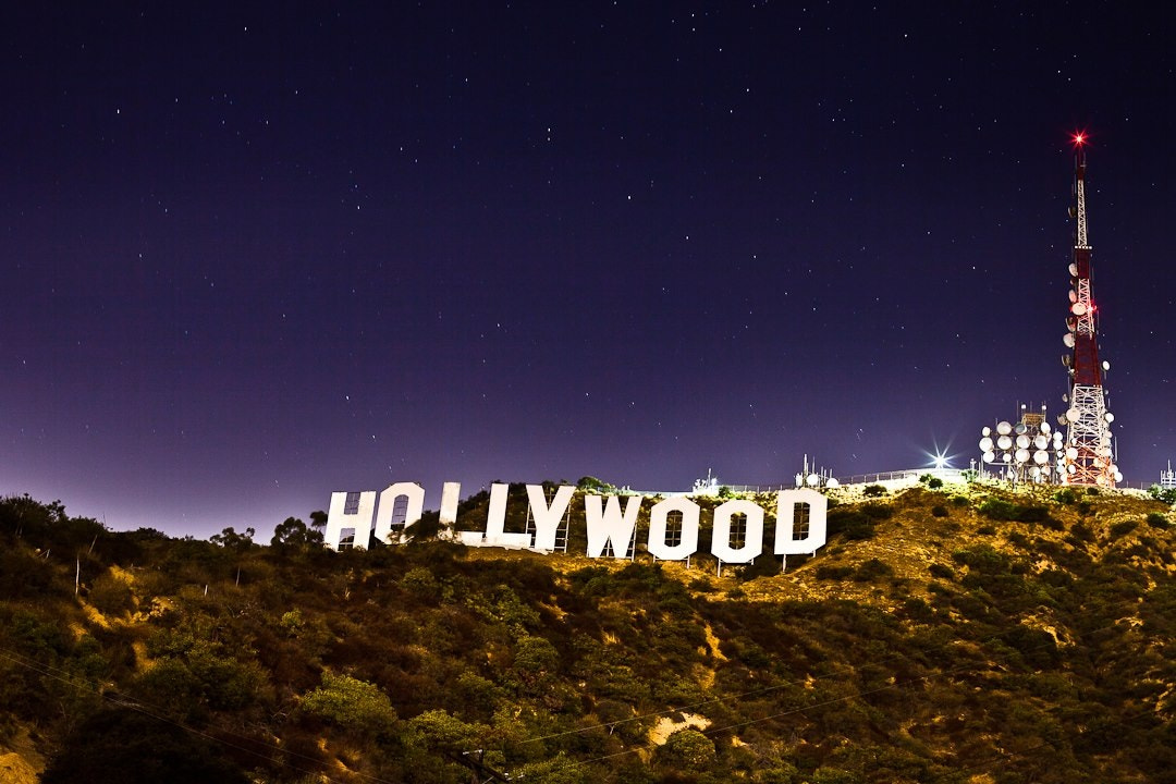 Hollywood nights. Лос Анджелес Hollywood ночью. Лос Анджелес достопримечательности знак Голливуд. Вывеска Hollywood. Голливуд буквы на горе.