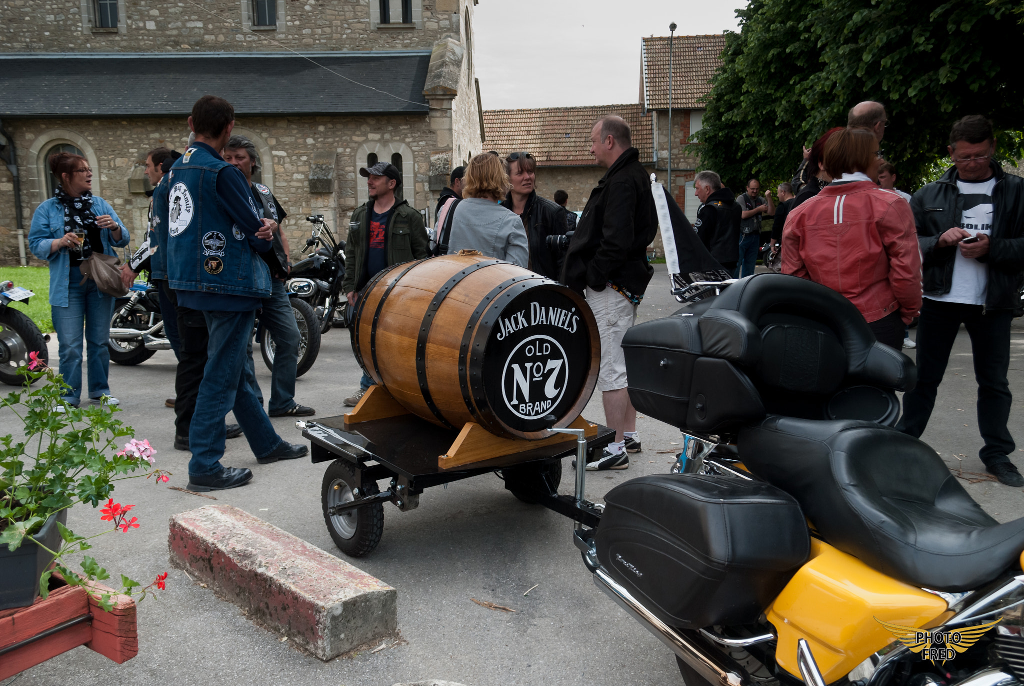 Inauguration d'une pompe à bière dans un  moteur de Harley