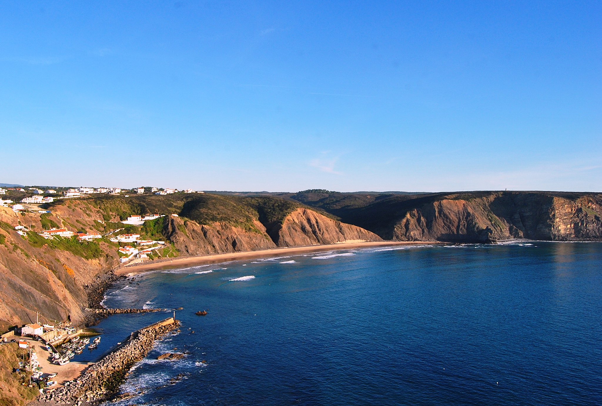 Praia e porto da Arrifana