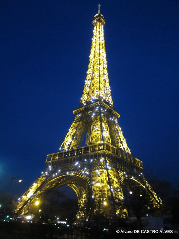 EIFFEL TOWER light show times by Alvaro DE CASTRO ALVES / 500px