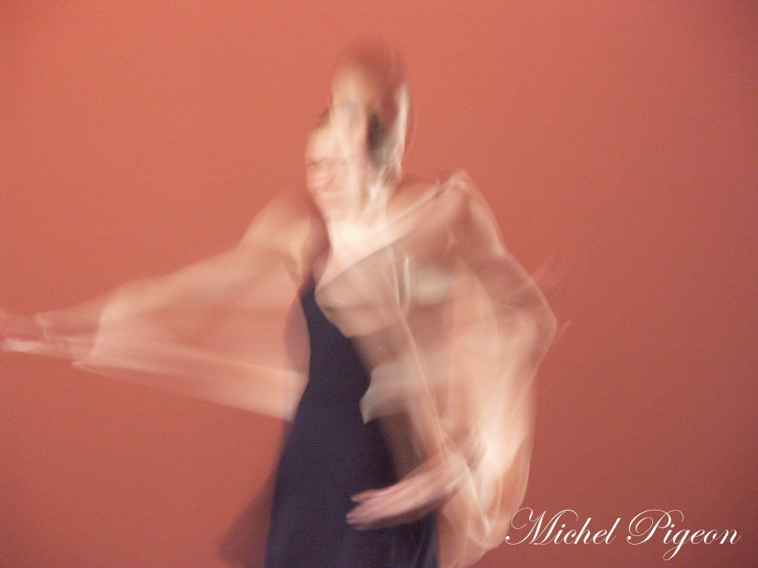 KONICA MINOLTA DiMAGE A2 sample photo. Dancing alone photography