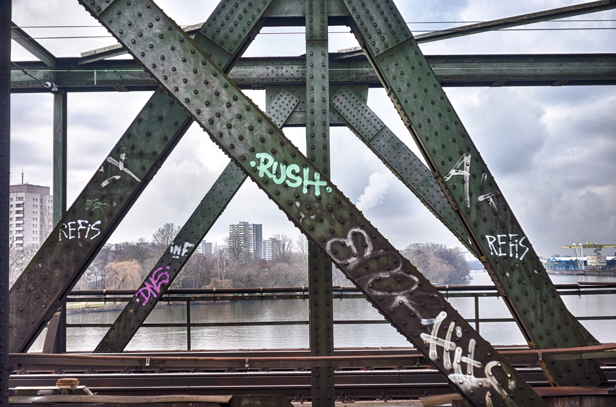 Frankfurt - Railway bridge II - rush