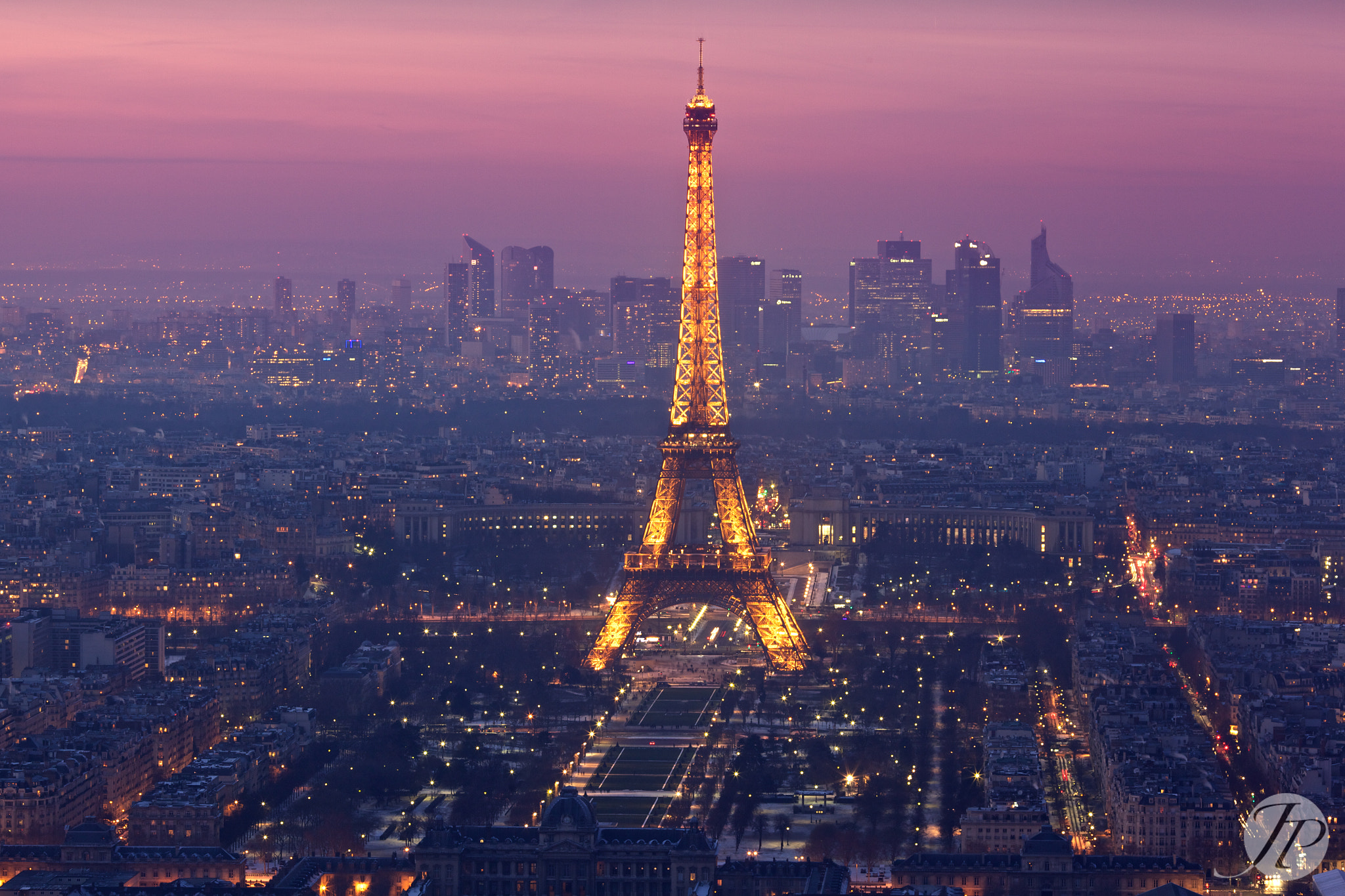 La tour eiffel en rose by Jeremy Peralta / 500px
