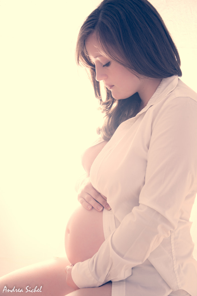 This mommy to be just rocked her maternity session with plain white saree.  Can't get gorgeous than this. Looking for Best Maternity…