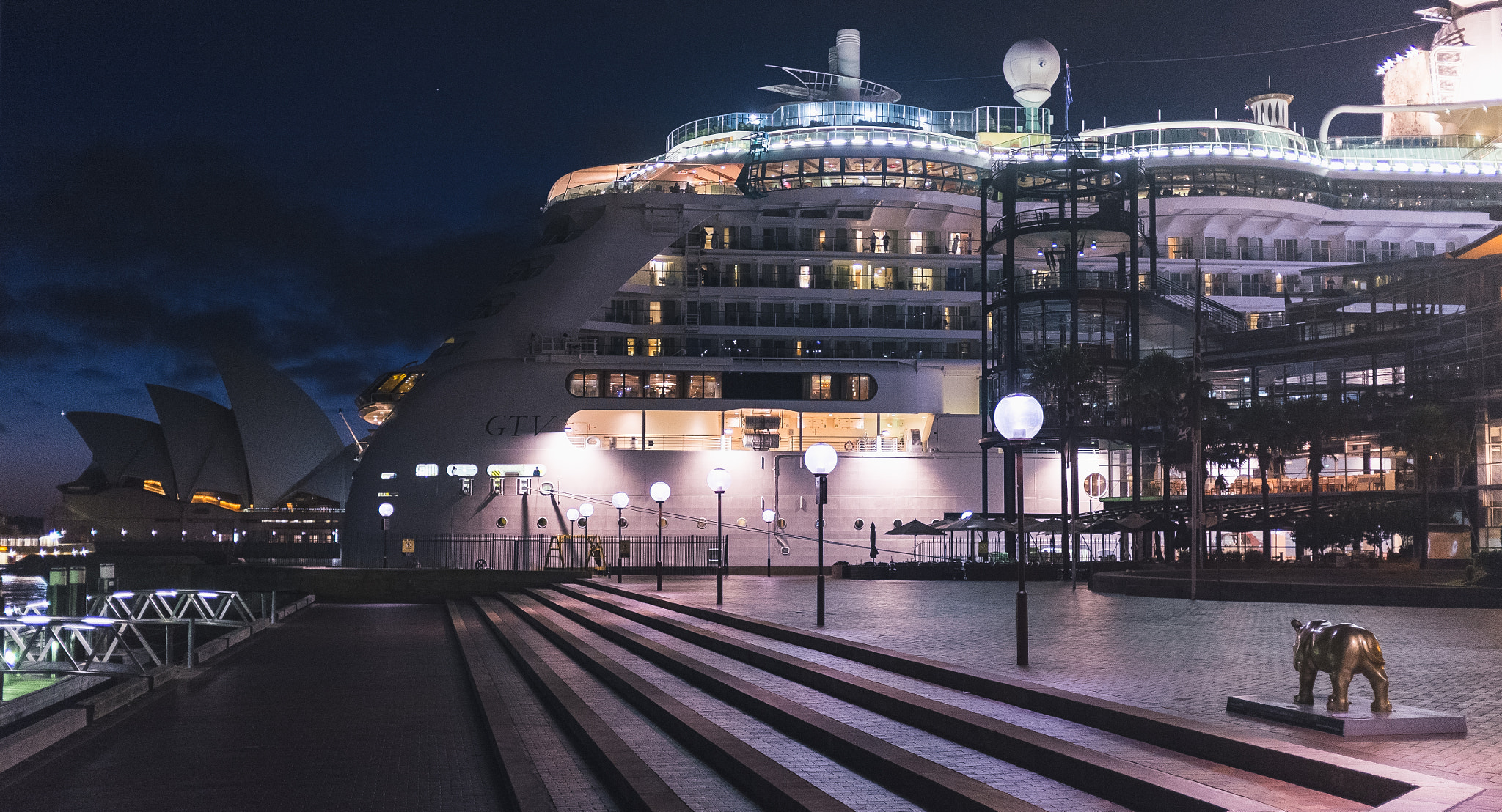 Rhino statue, A Bigass Boat and the Sydney Opera House