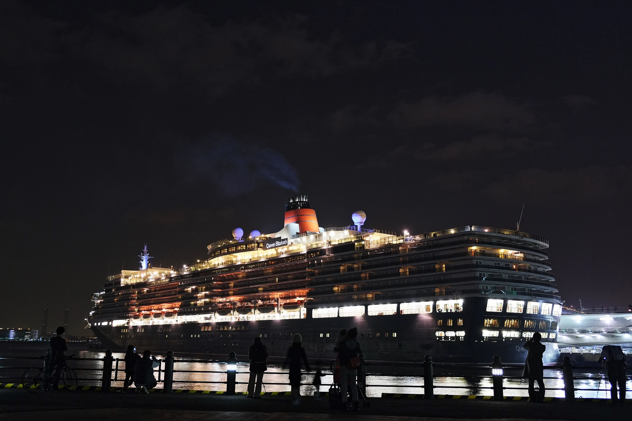 Peaple who see off : Queen Elizabeth at the Port of Yokohama