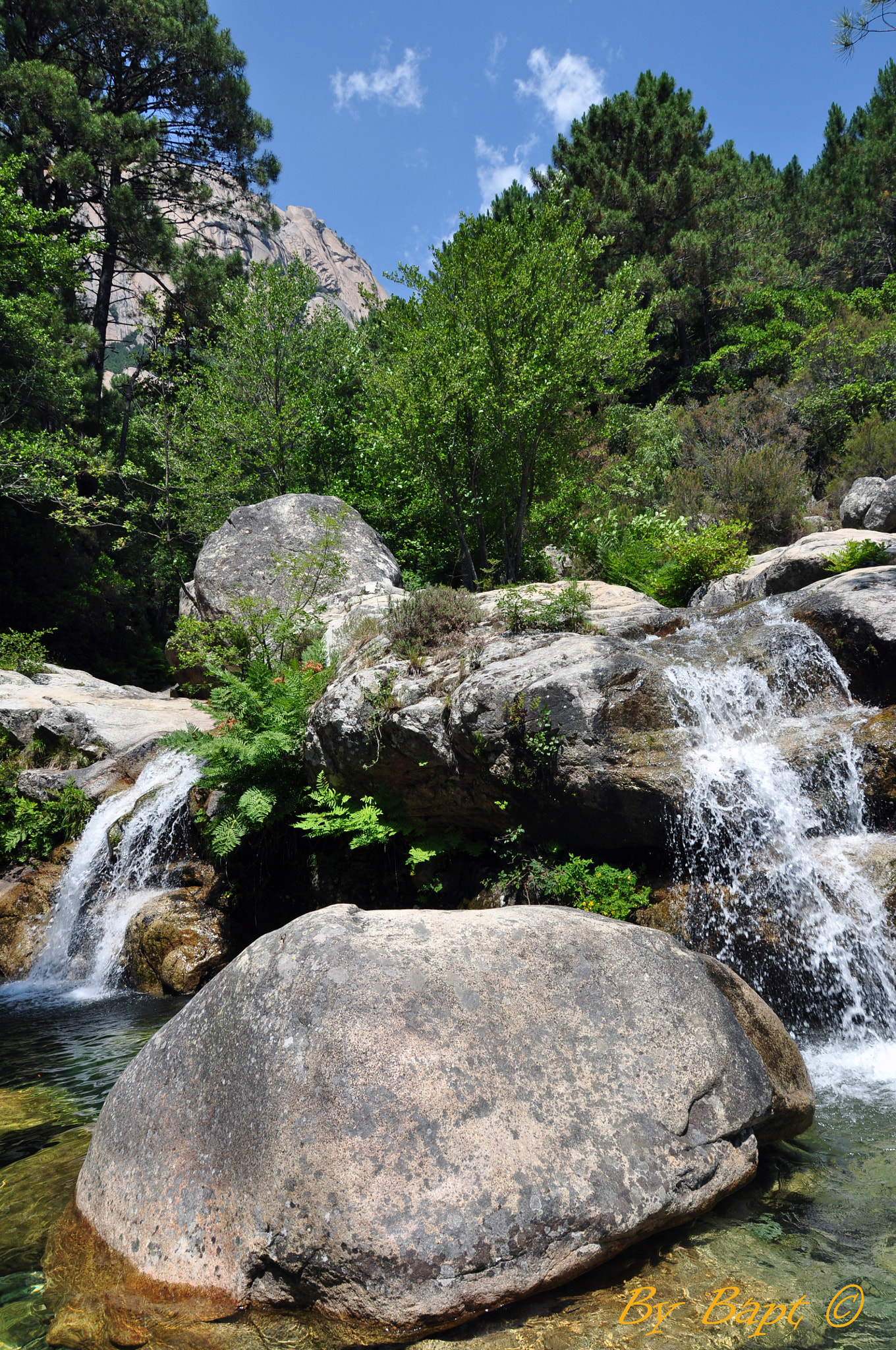 Cascade au coeur des piscines naturelles Corse du Sud