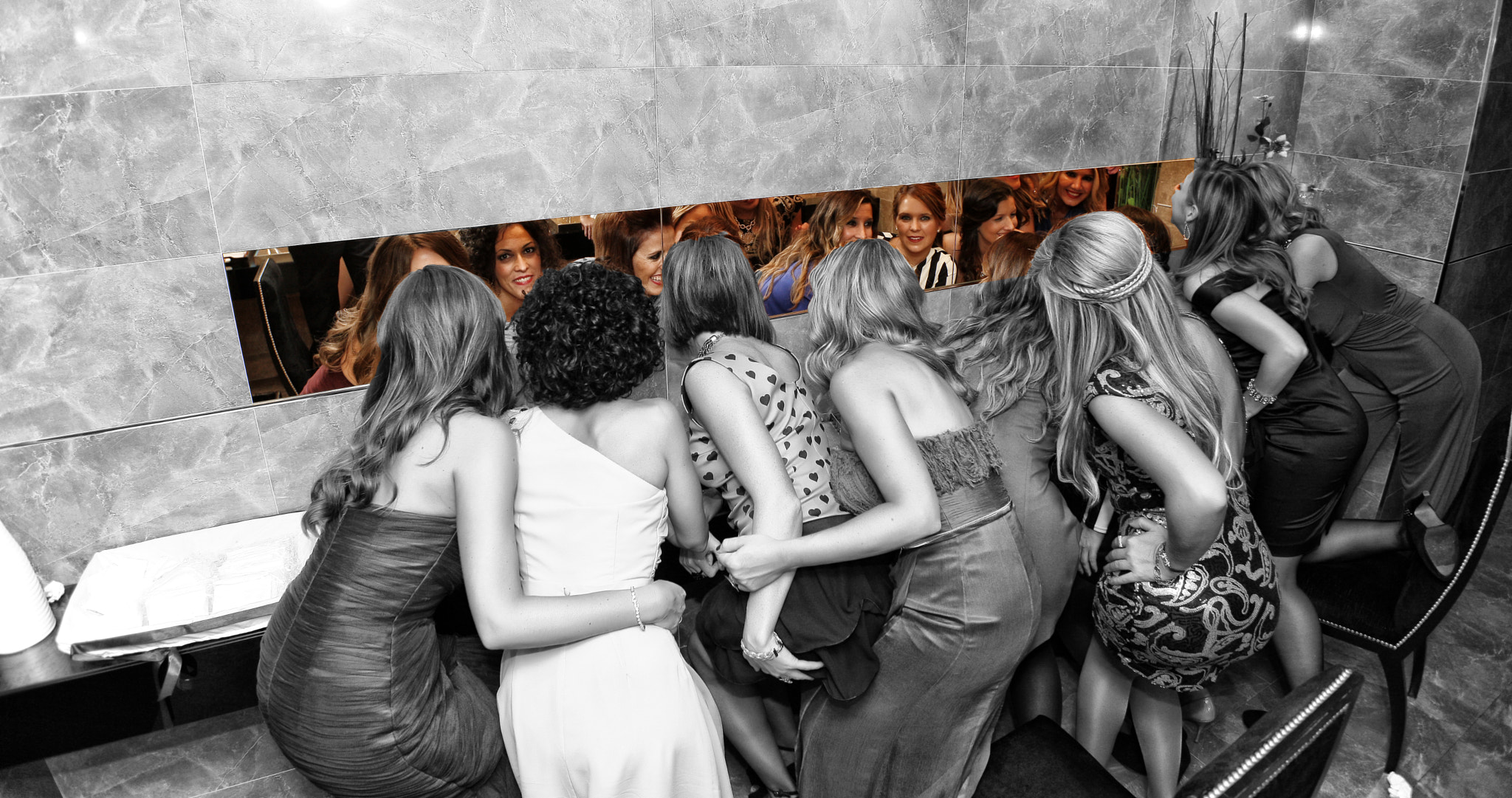 Girlfriends in toilett