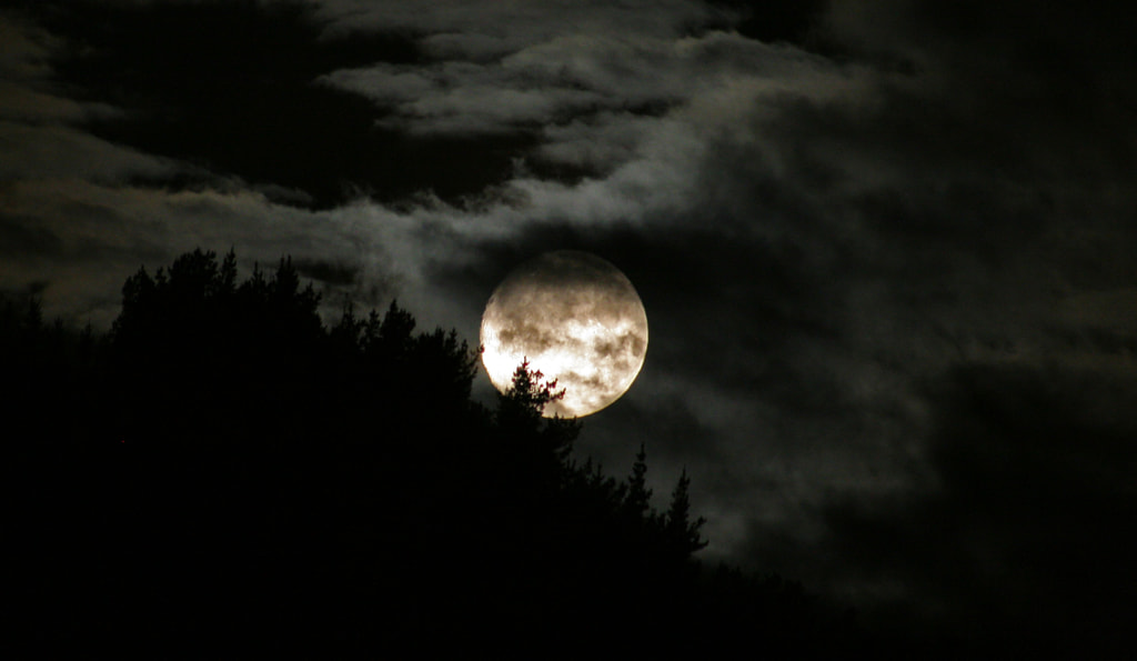 Puesta de luna. Moonset. by Dhálak Lillo Ríos on 500px.com