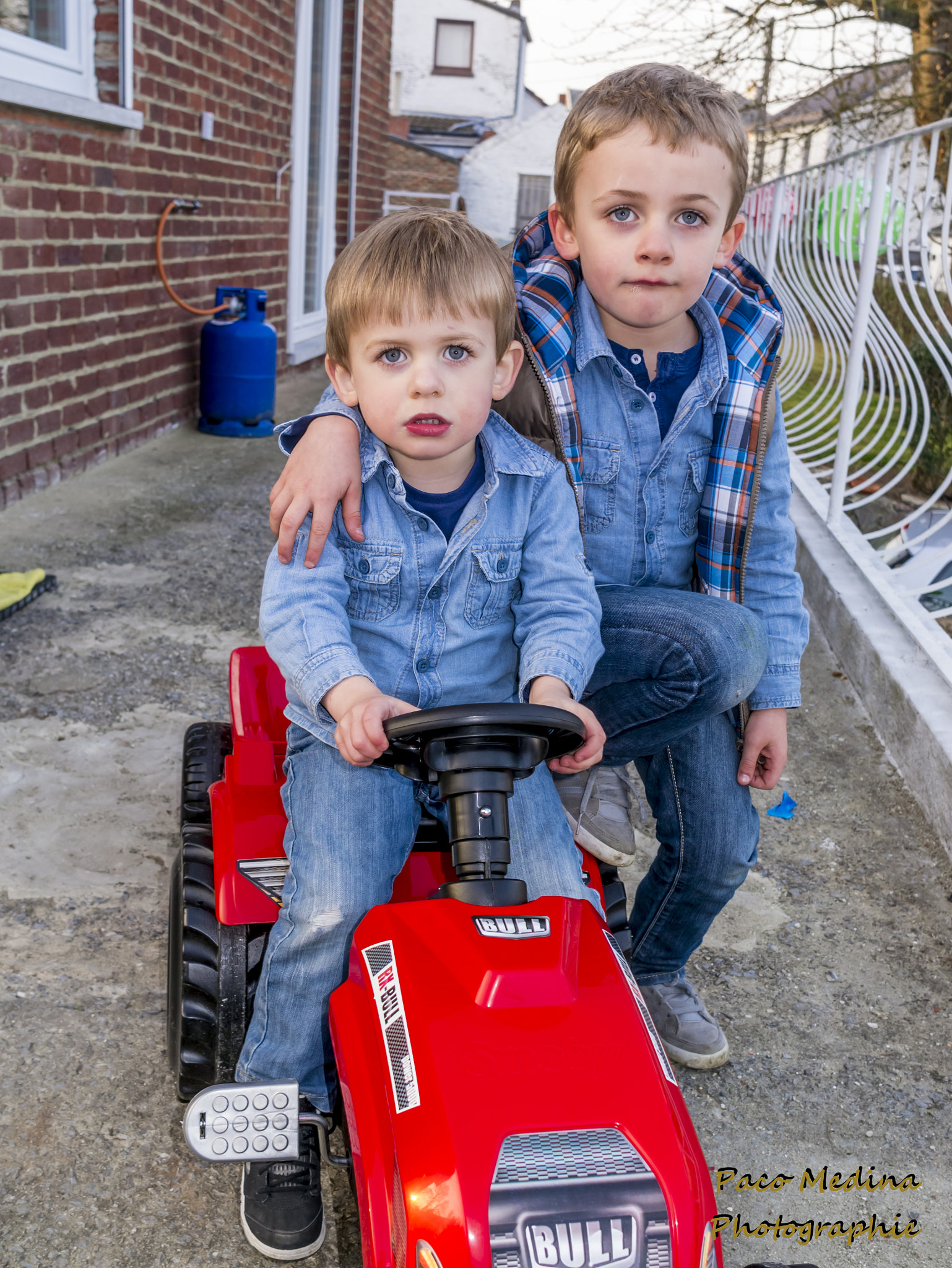 Panasonic Lumix DMC-GX1 sample photo. Diego et son frère luis en tracteur photography