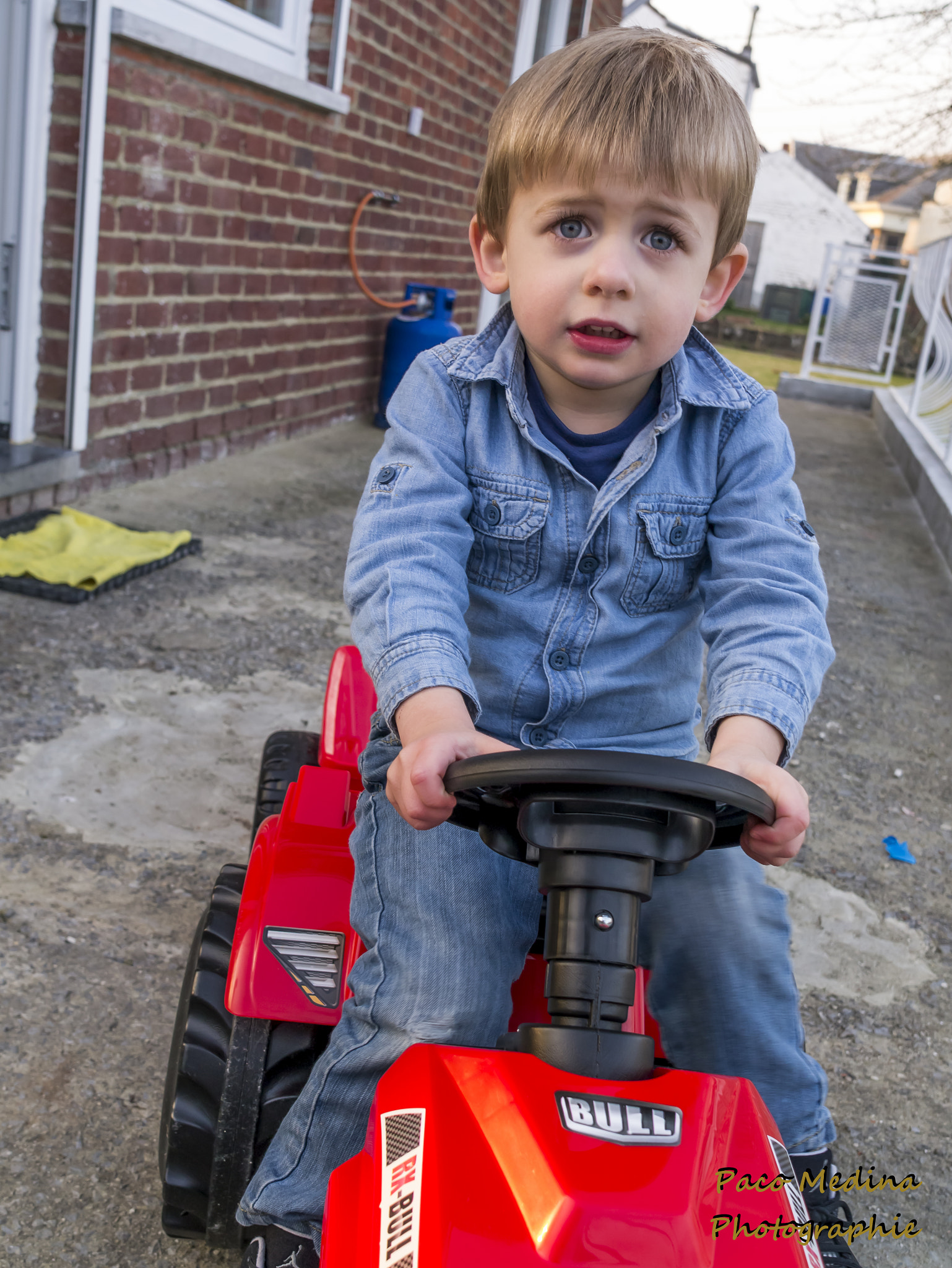 Panasonic Lumix DMC-GX1 + Sigma 19mm F2.8 DN Art sample photo. Diego en tracteur photography