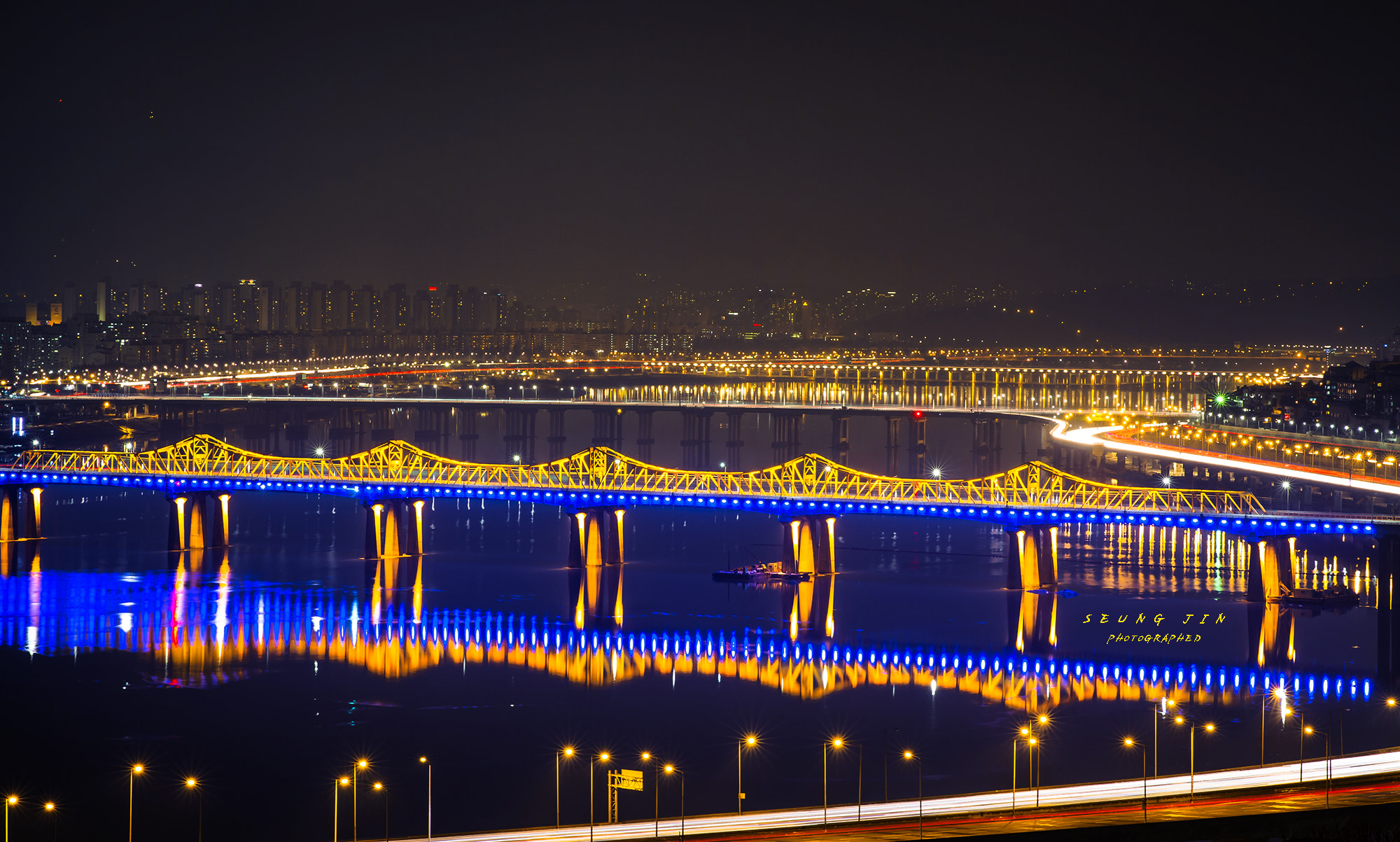 Reflection of the Dong ho bridge !