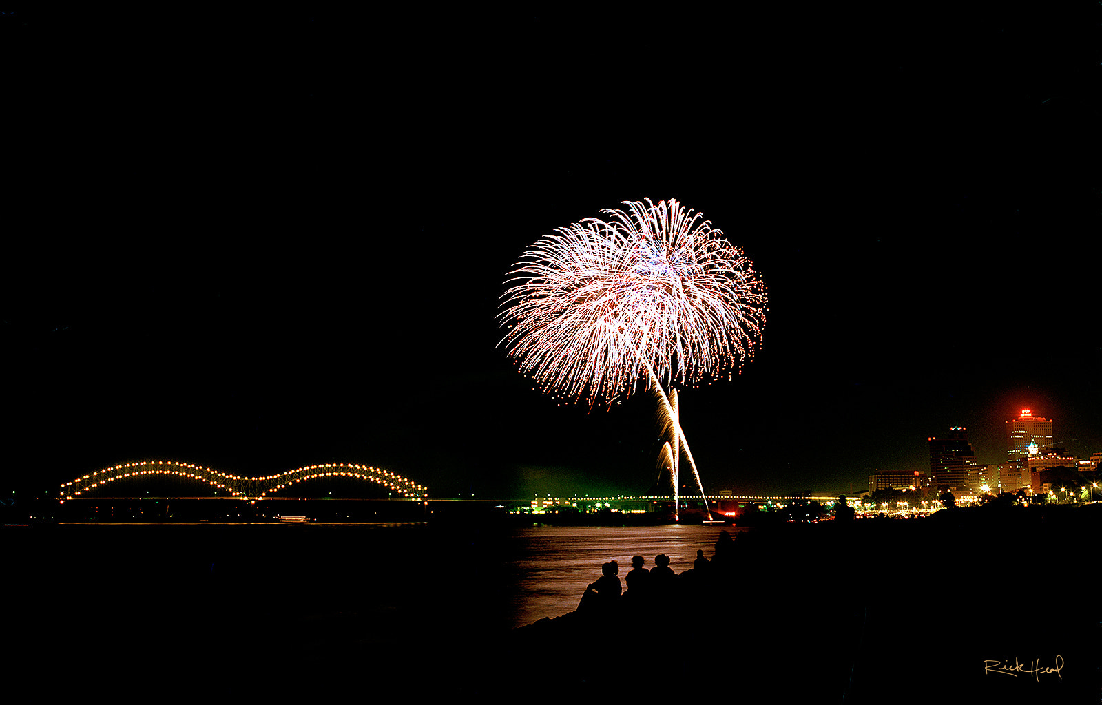 Memphis Fireworks by Rick Head / 500px
