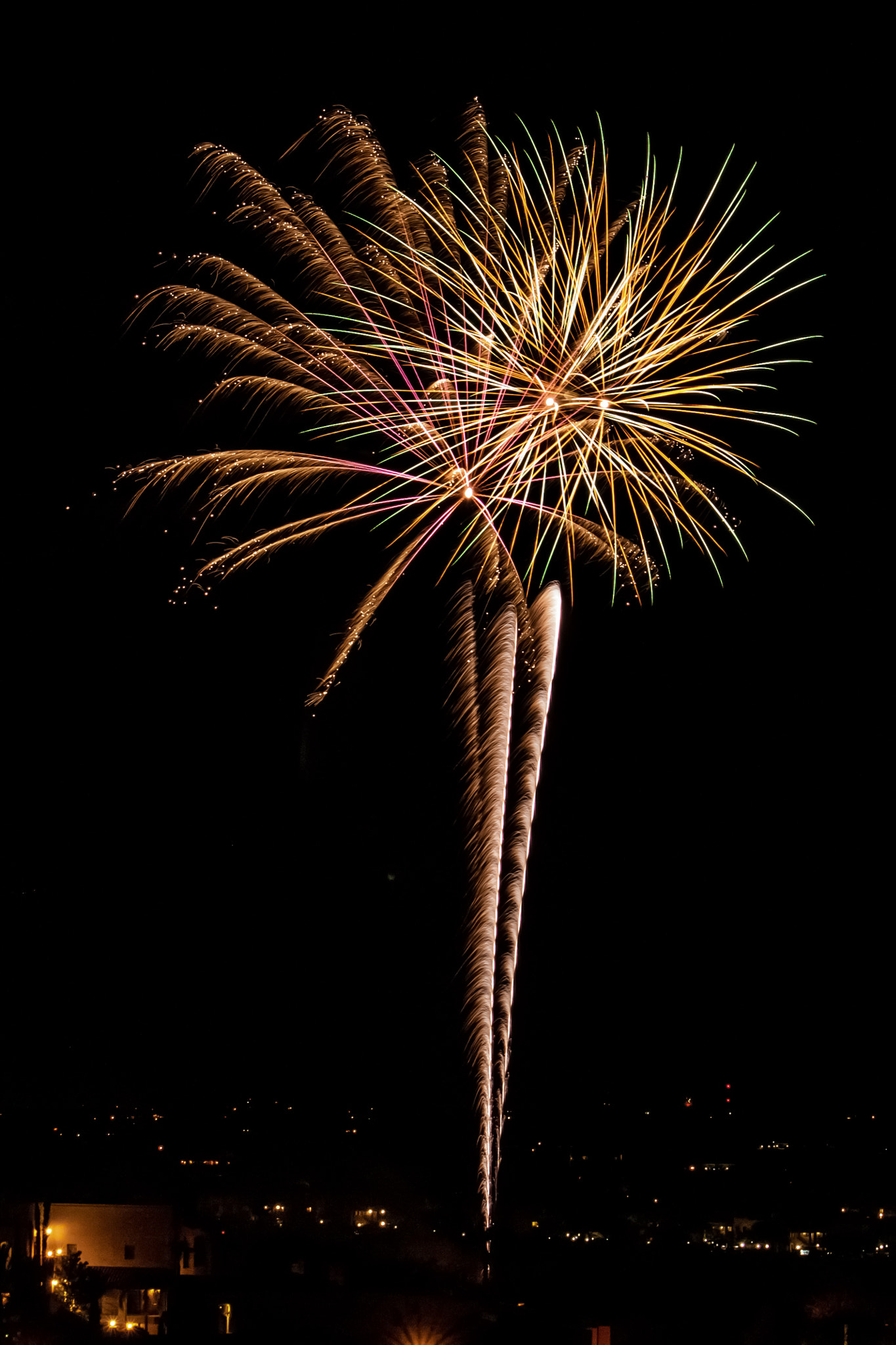 Canon EOS 450D (EOS Rebel XSi / EOS Kiss X2) + Canon EF-S 55-250mm F4-5.6 IS sample photo. Fireworks in oro valley photography