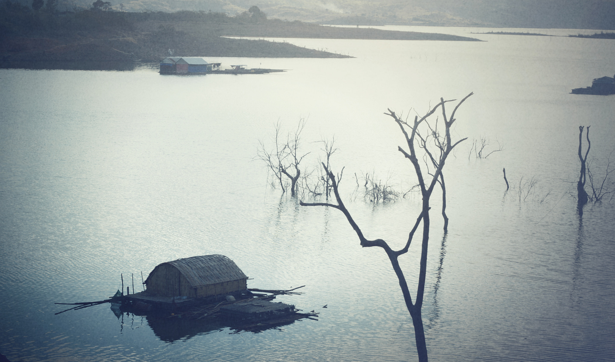 Houses on Nam Ka lake