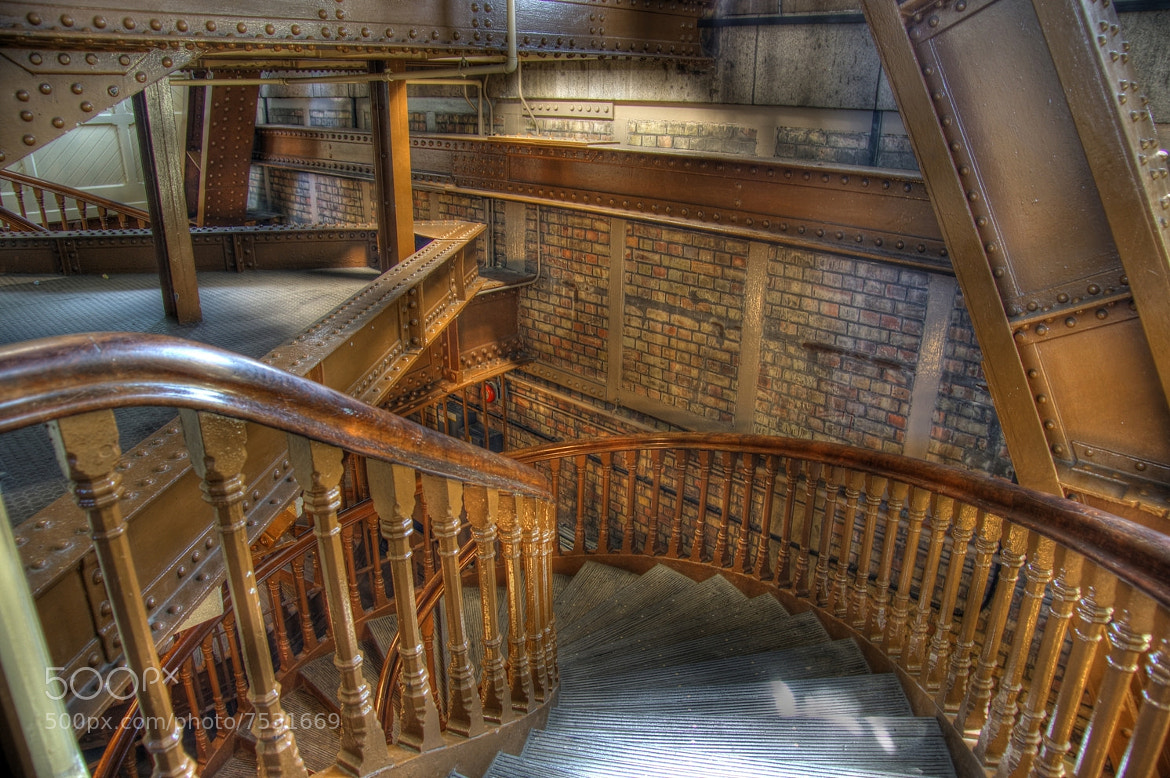 Inside tower. Тауэрский мост музей. Тауэрский мост лестница. Винтовая лестница Тауэрский мост. Тауэрский мост внутри башен.