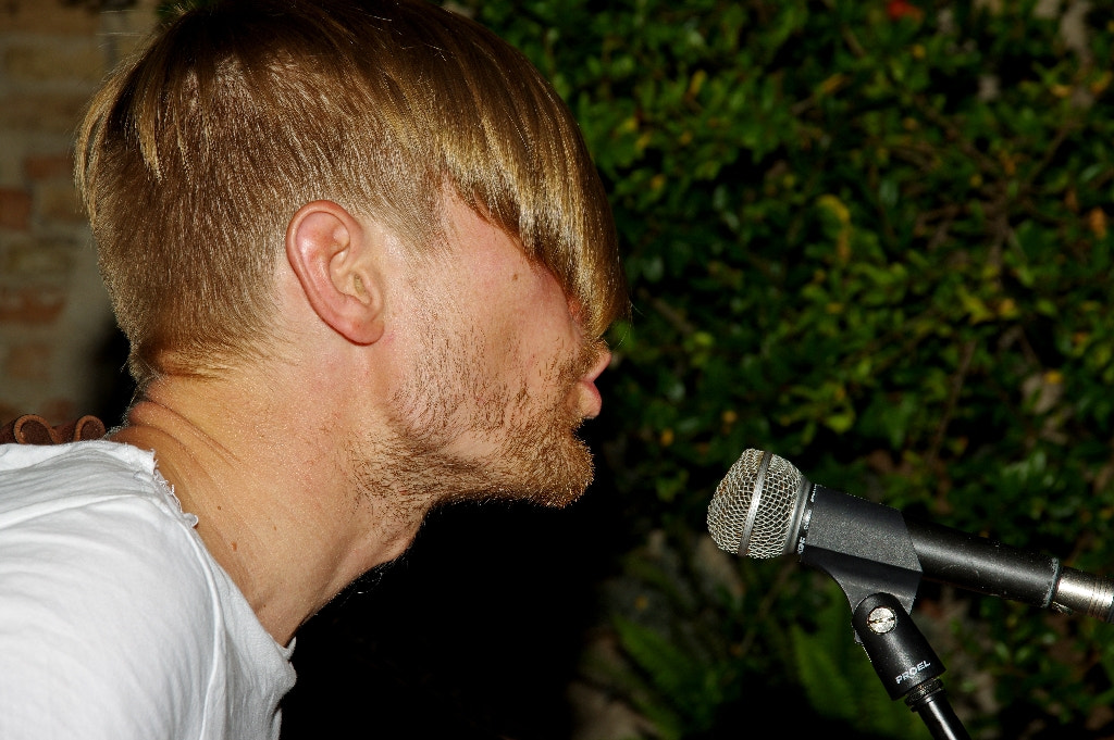 Sigma 18-200mm F3.5-6.3 DC sample photo. Singer - buskers festival photography