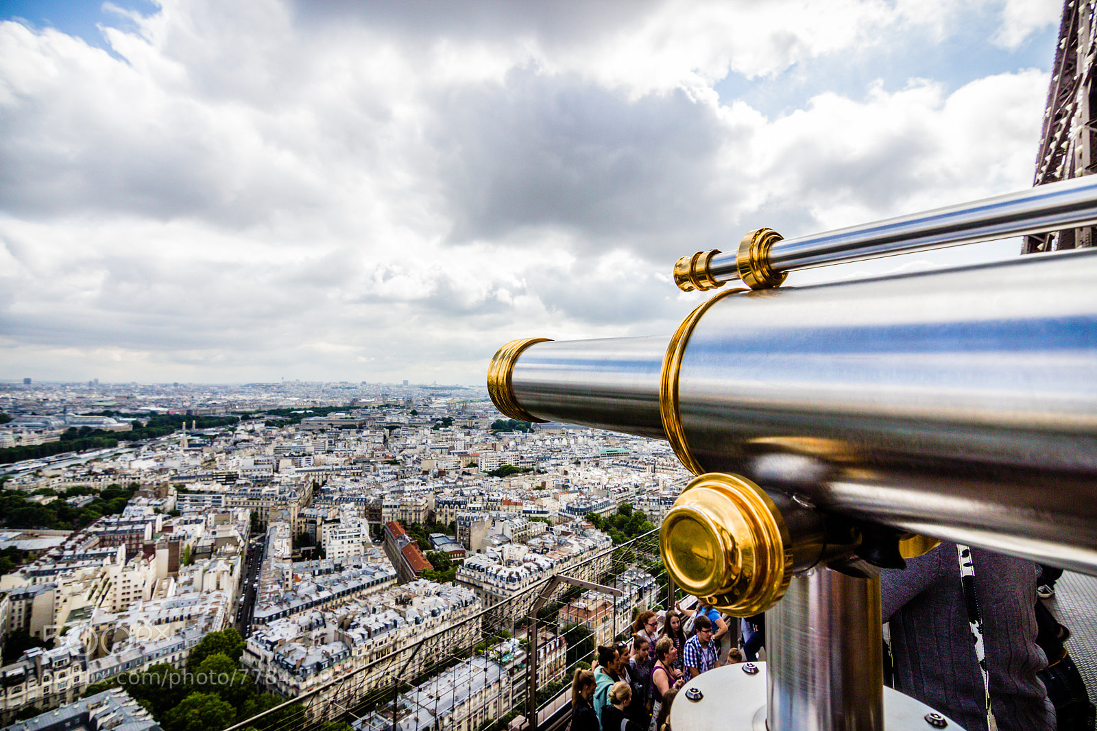 Canon EOS 550D (EOS Rebel T2i / EOS Kiss X4) sample photo. Eiffel top photography