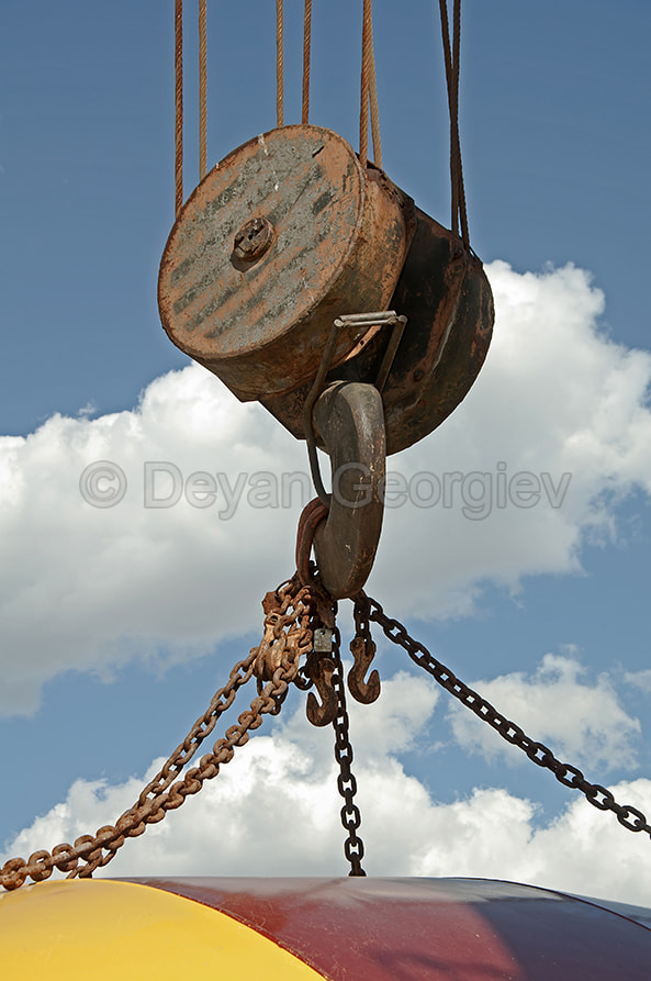 Lifting hook with chains