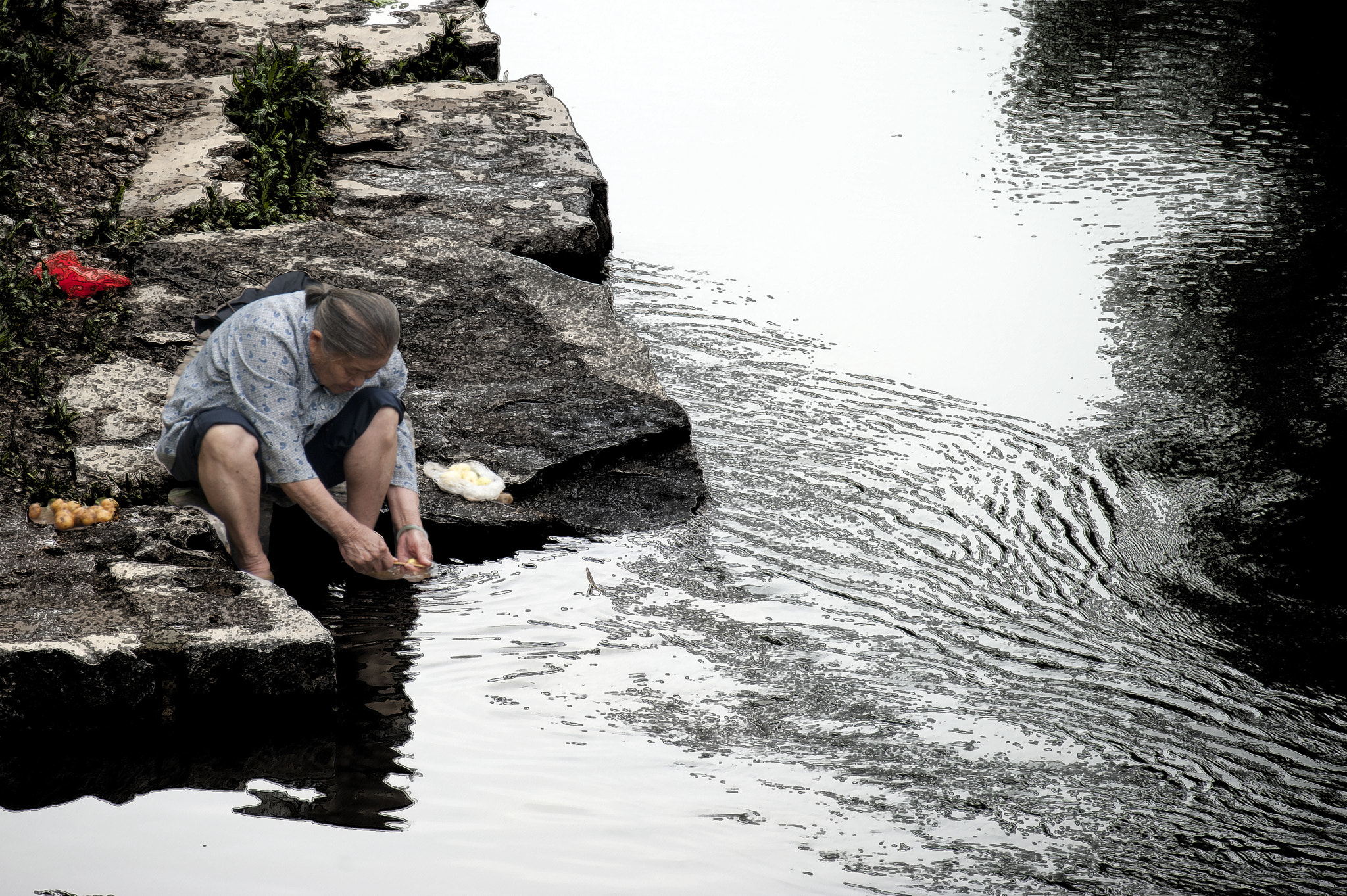 What no rice?: Lady washing potatoes - something I was surprised to find in China but in the higher areas rice simply doesn't grow so needs must in Jiuxian Village. The name Jiuxian is comprised of two Chinese characters: 旧县 - meaning 'Ancient County'. The name itself thus indicates both the age and significance of this village to the region. Nestled deep in the beautiful Yulong River Valley, built against a mountain side, Jiuxian is an ancient little town where rich landlords and government officials of former dynasties had their mansions. As the walls of these mansions were made of stone, much of the old architecture has survived remarkably well, and most buildings are in their original state.