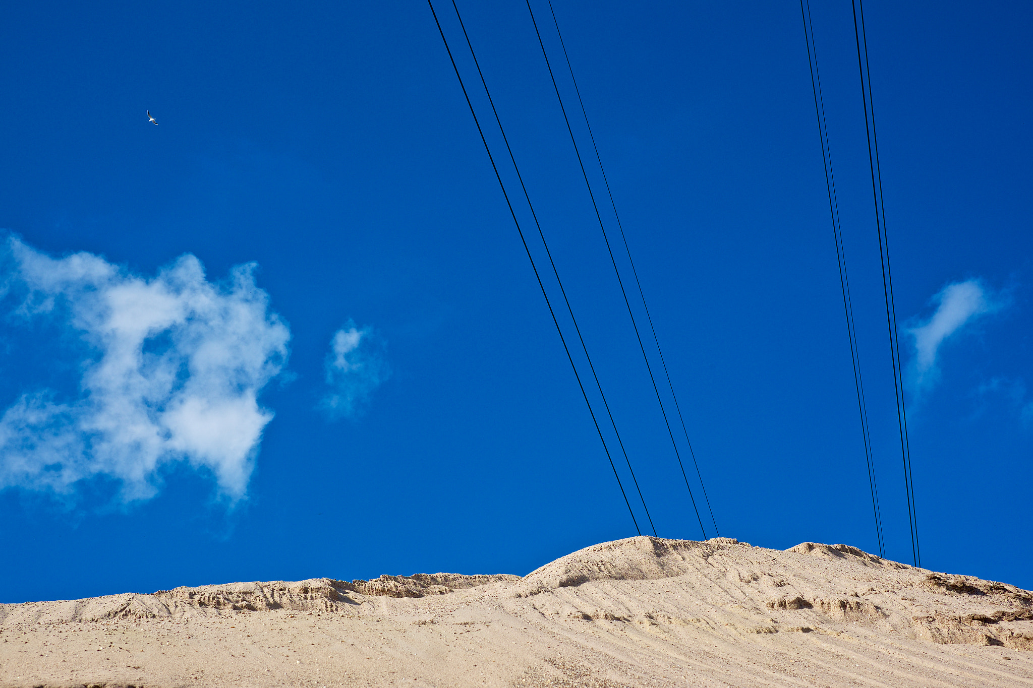 Câbles: electric cable in a blue sky