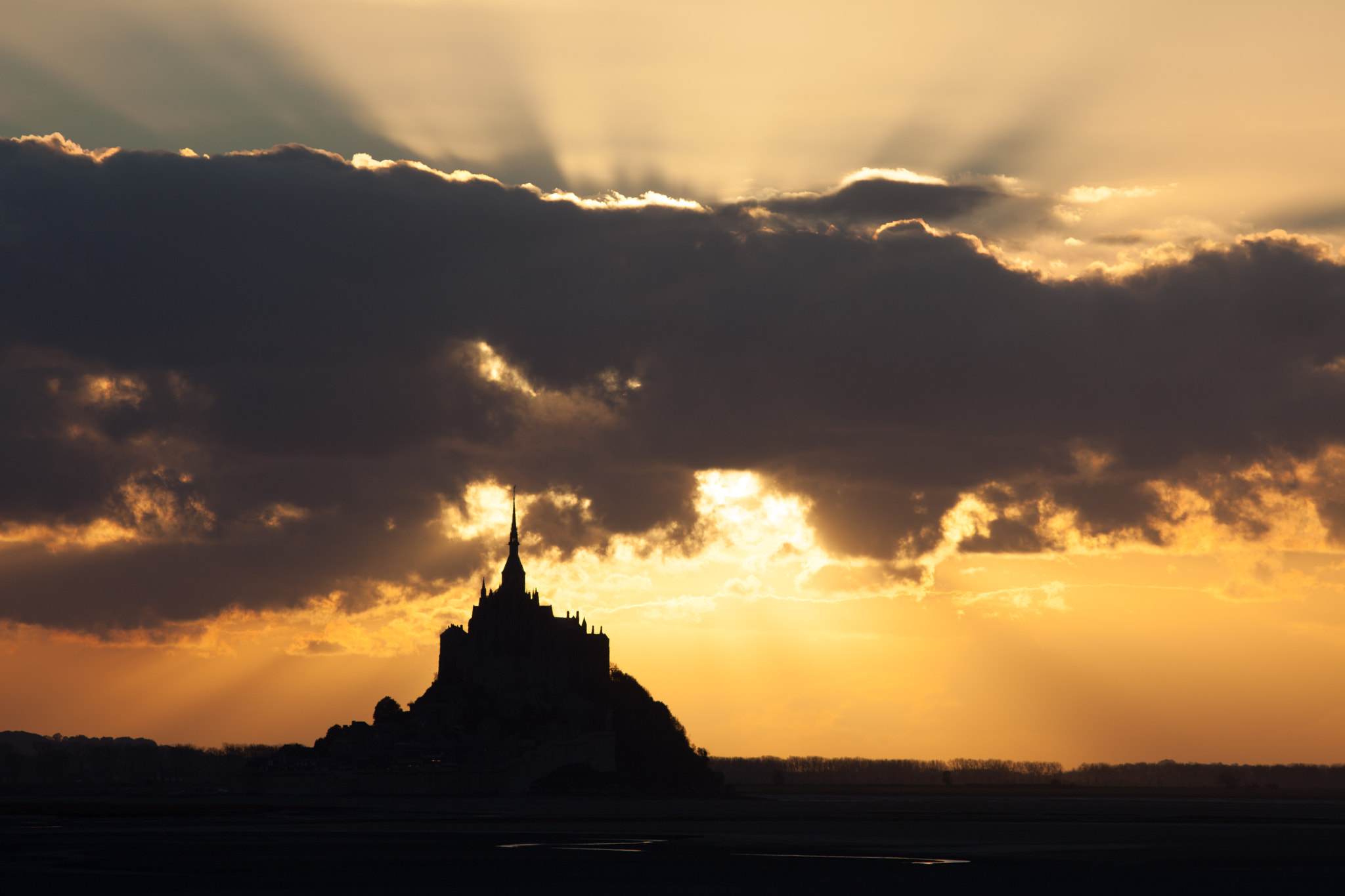 Mont-Saint-Michel au soleil couchant d'automne