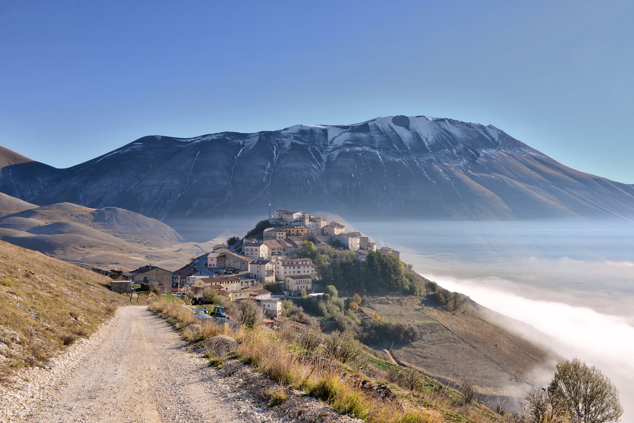 Castelluccio di Norcia (1452 mts) by joe00064 Photo 88579837 / 500px