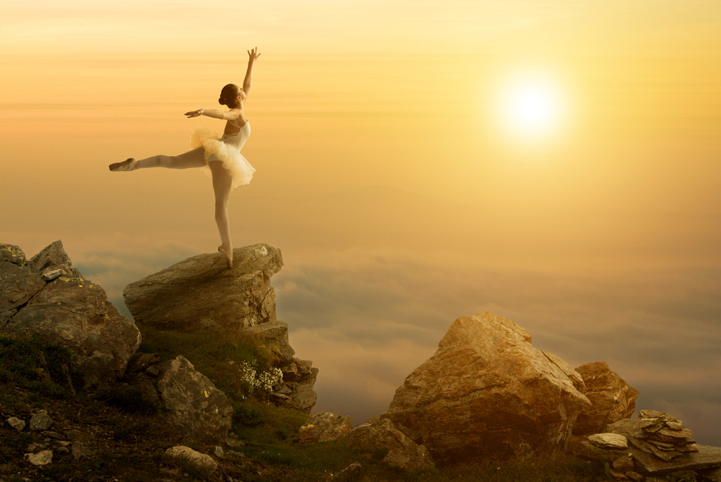 Mystic pictures, ballet dancer stands on the cliff edge, автор — Gergely Zsolnai на 500px.com