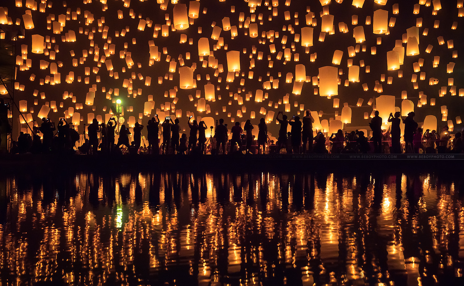 Yi Peng festival in Chiang Mai, Thailand by Beboy Photographies Photo