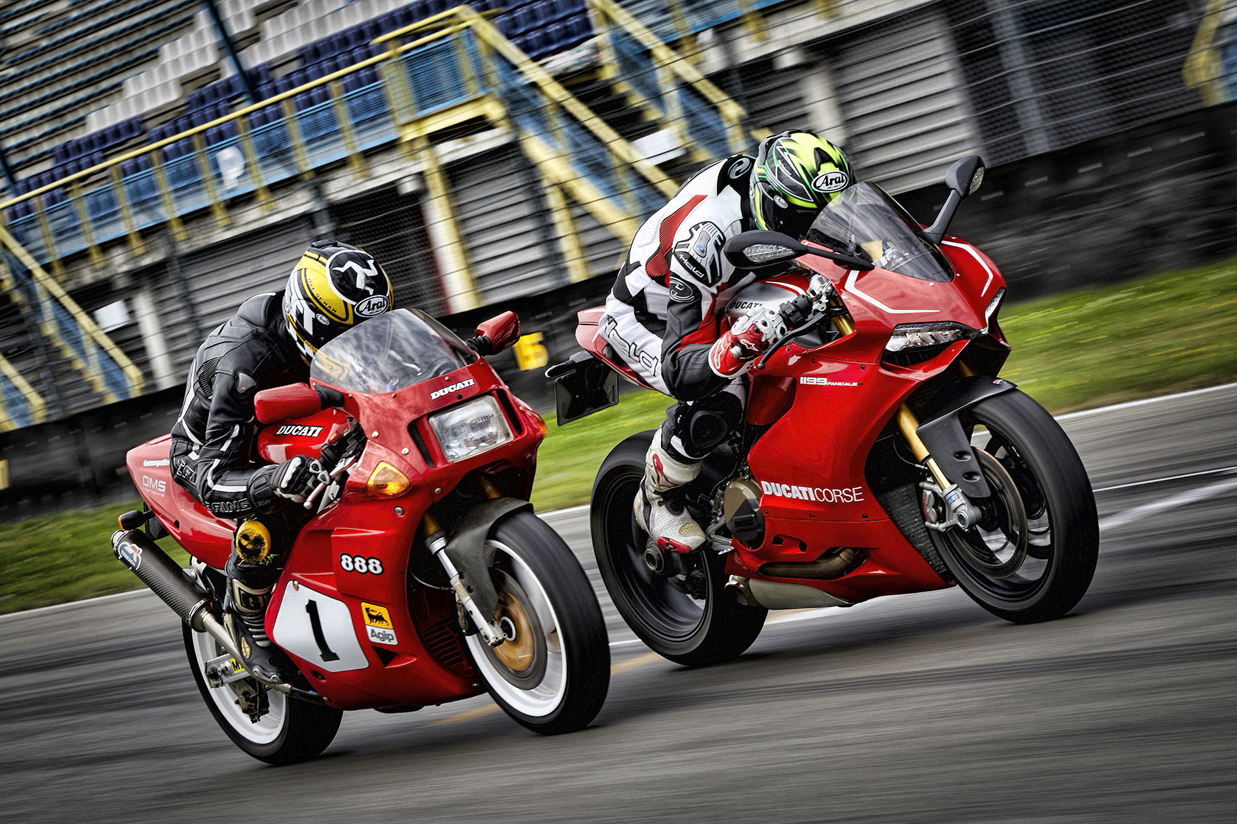 Ducati 888 SP4 vs Ducati 1199 Panigale R