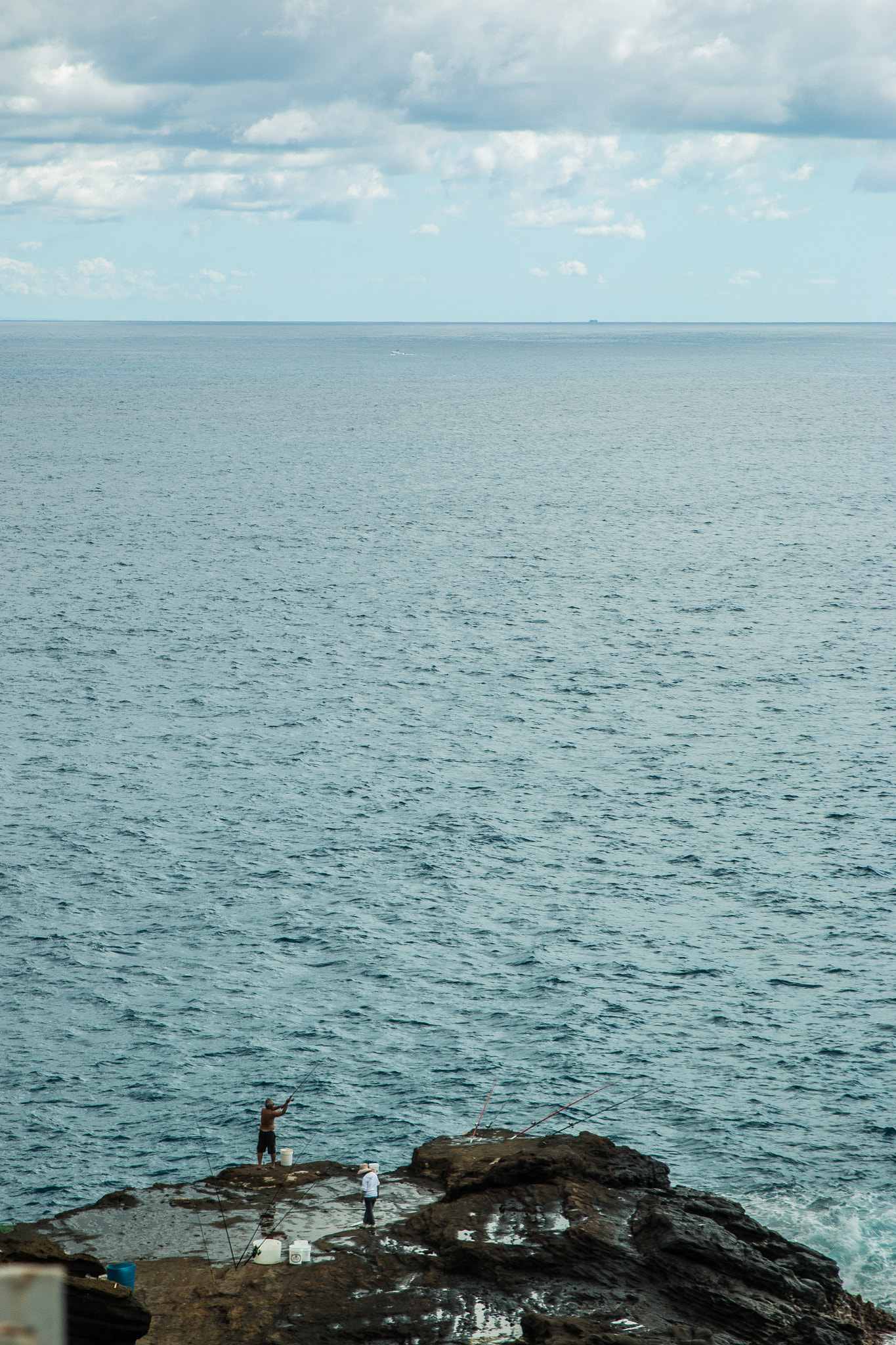 Canon EOS 70D + Sigma 24-70mm F2.8 EX DG Macro sample photo. The fishing man and the sea photography