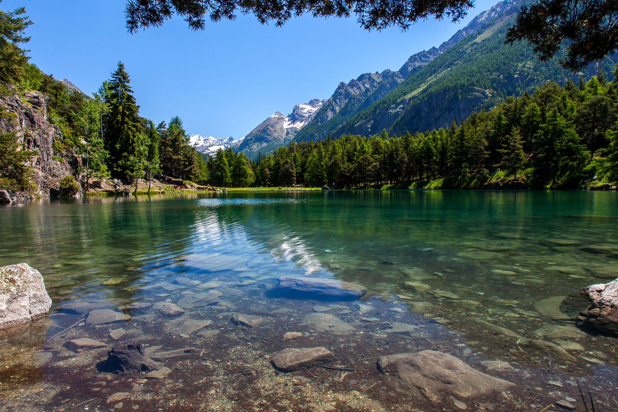 Make lake. Озеро бочианно Италия. Италия Альпы озеро. Голубое озеро Италия белунноъ. Альпийские озера Италии.