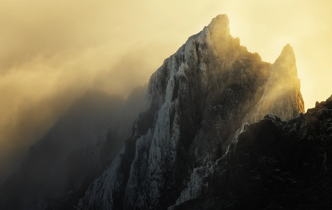 Expert tips on capturing moody, misty mountain photos - 500px, image size:1350x857